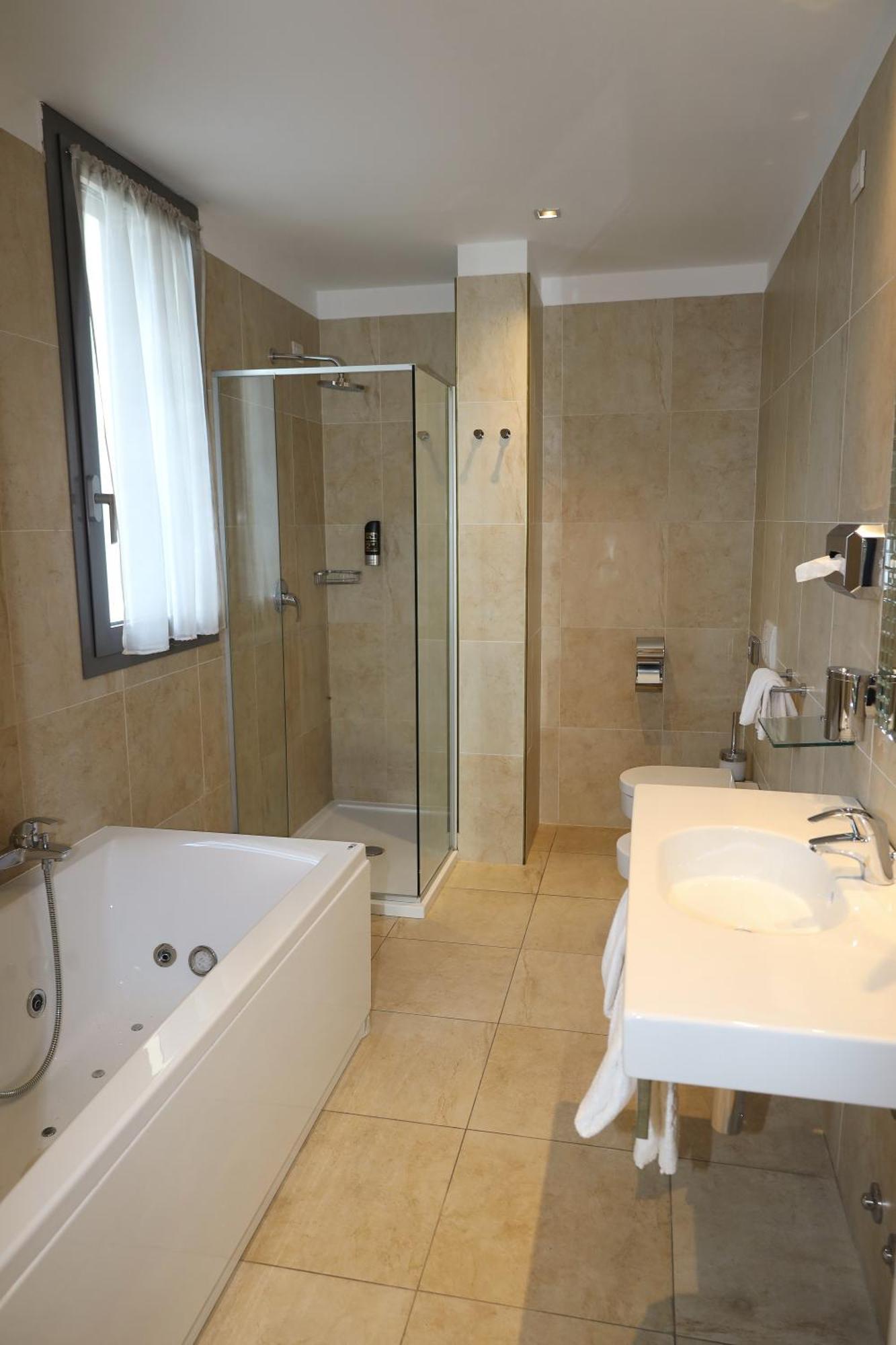 One Hotel & Restaurant Дальмине Экстерьер фото