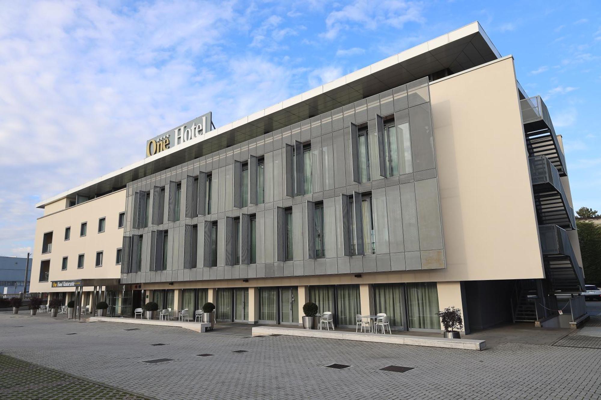 One Hotel & Restaurant Дальмине Экстерьер фото