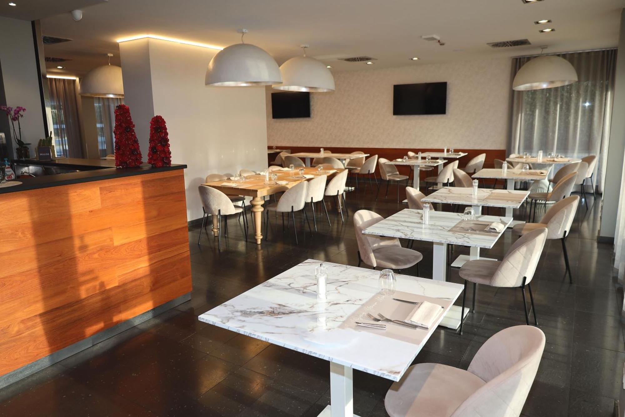 One Hotel & Restaurant Дальмине Экстерьер фото