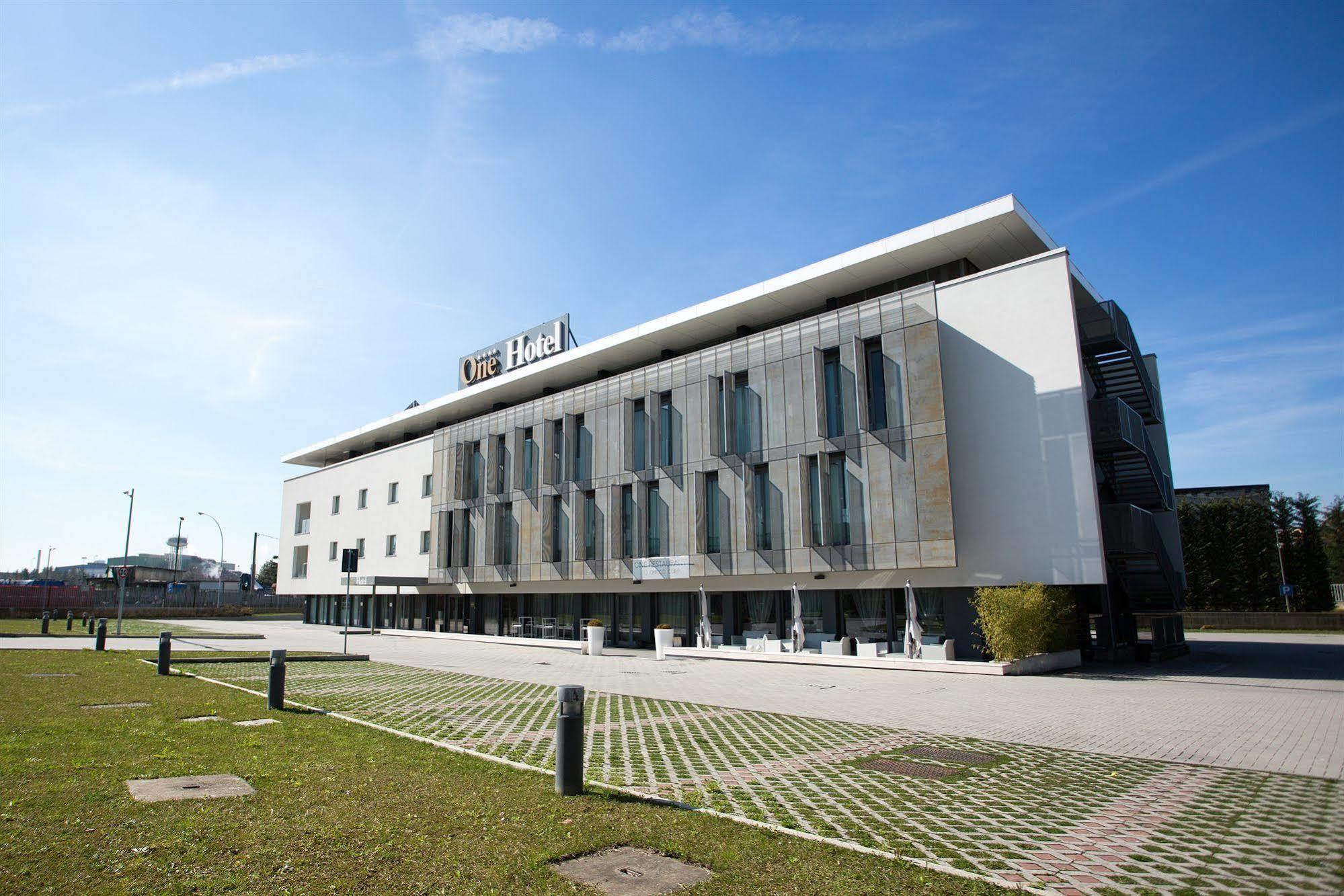One Hotel & Restaurant Дальмине Экстерьер фото