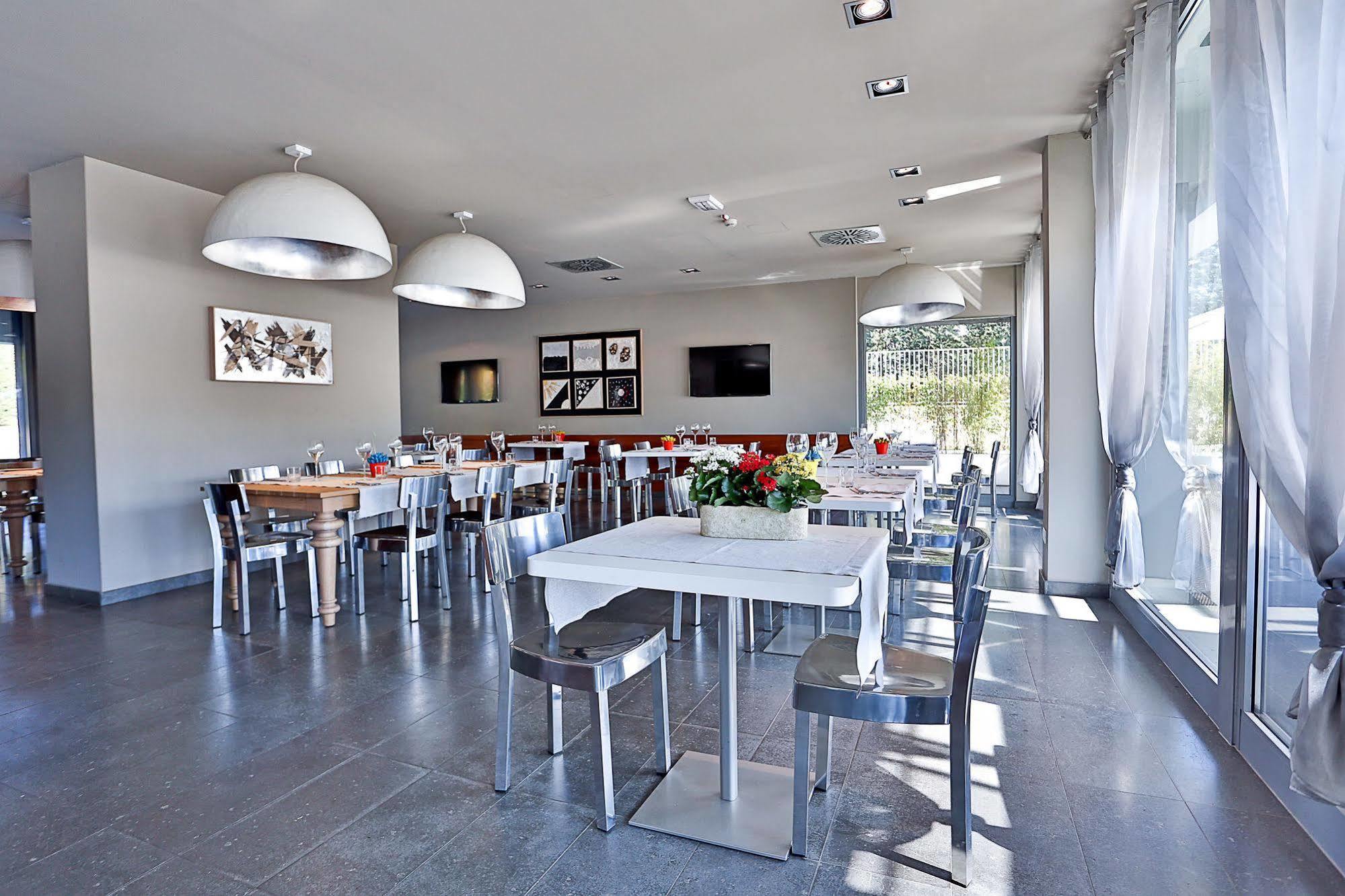 One Hotel & Restaurant Дальмине Экстерьер фото